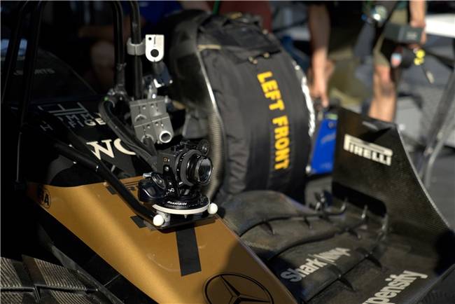 在时速322公里的F1赛车上、捕捉瞳孔里的情感起伏