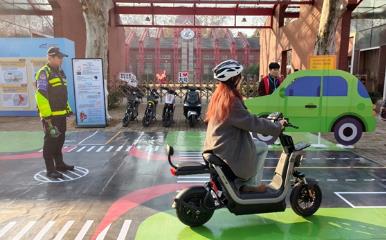 From campus to the Spring Festival travel rush: On the 9th, a civilized traffic initiative was launched, and smart electric vehicles have become the "new favorite" among college students.