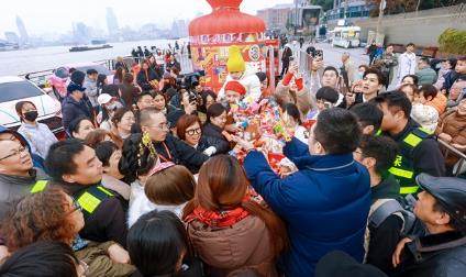 Xu Fuji's New Year Candy Parade "Tour Shanghai" unlocks various ways to experience the unique charm of the Shanghai-style New Year celebration.