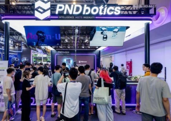 PNDbotics亮相WAIC 2026：全尺寸人形机器人首秀“走楼梯”，双模型同台验证具身智能新生态