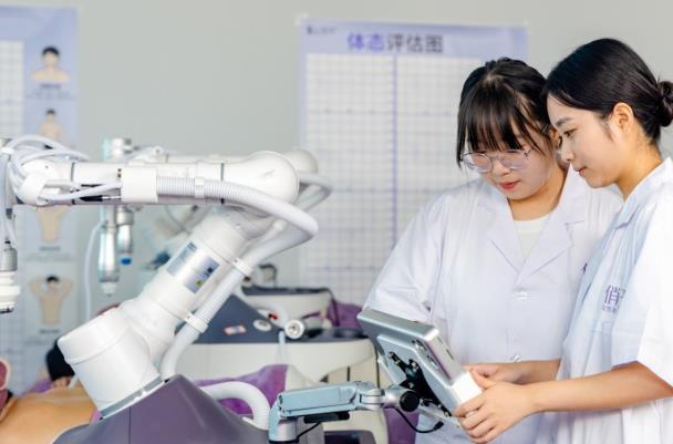 俏妃AI云智护机器人：告别盲选技师，体验可量化的智能深度养护